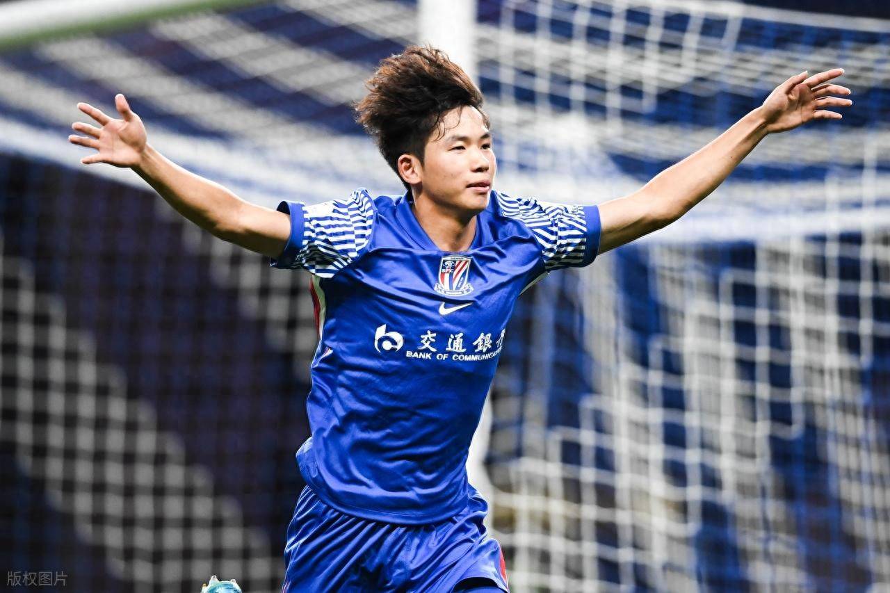 开云体育平台APP-中超比赛中球员们呈现出出色的表现和技术