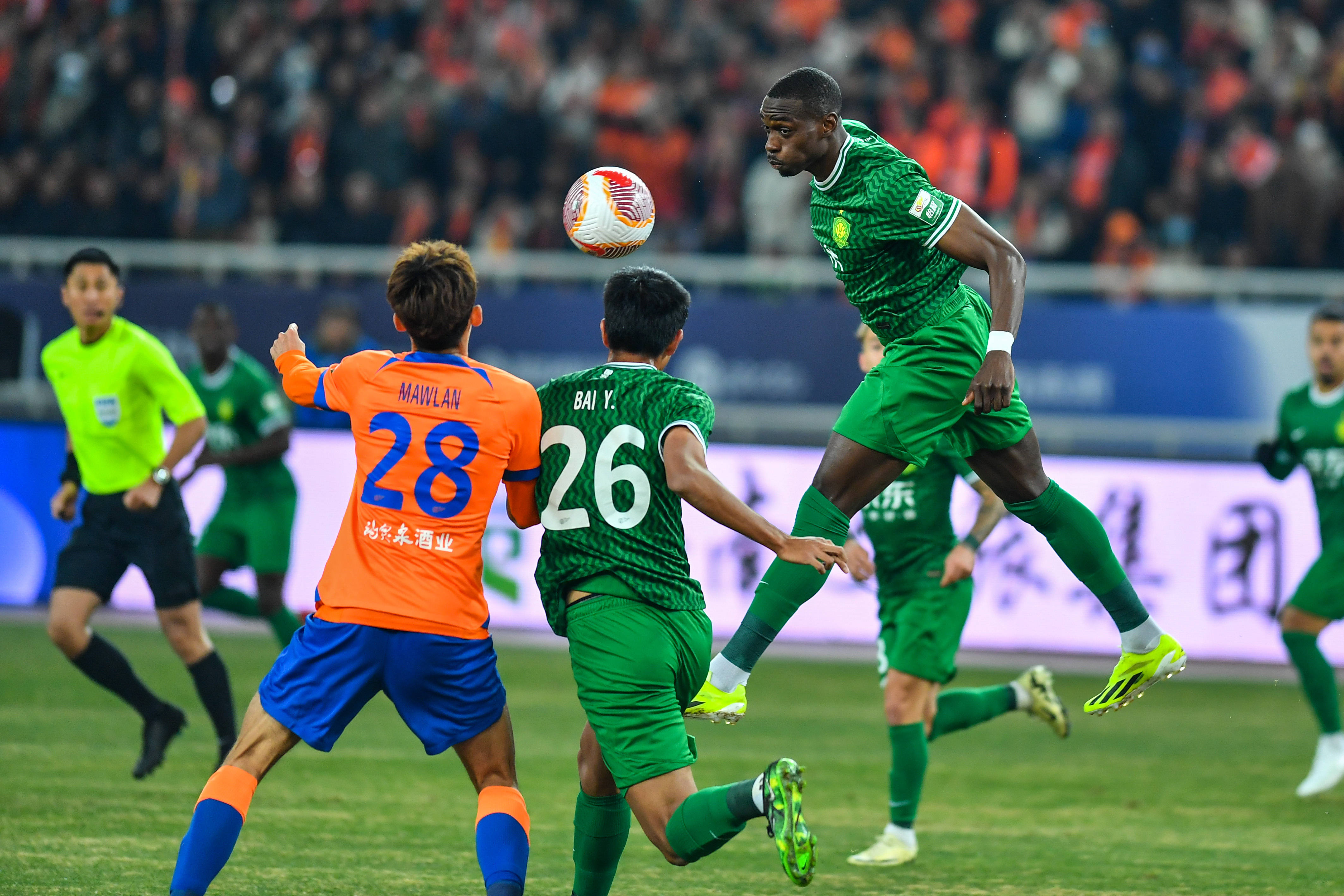 中超比赛中球员们呈现出出色的表现和技术