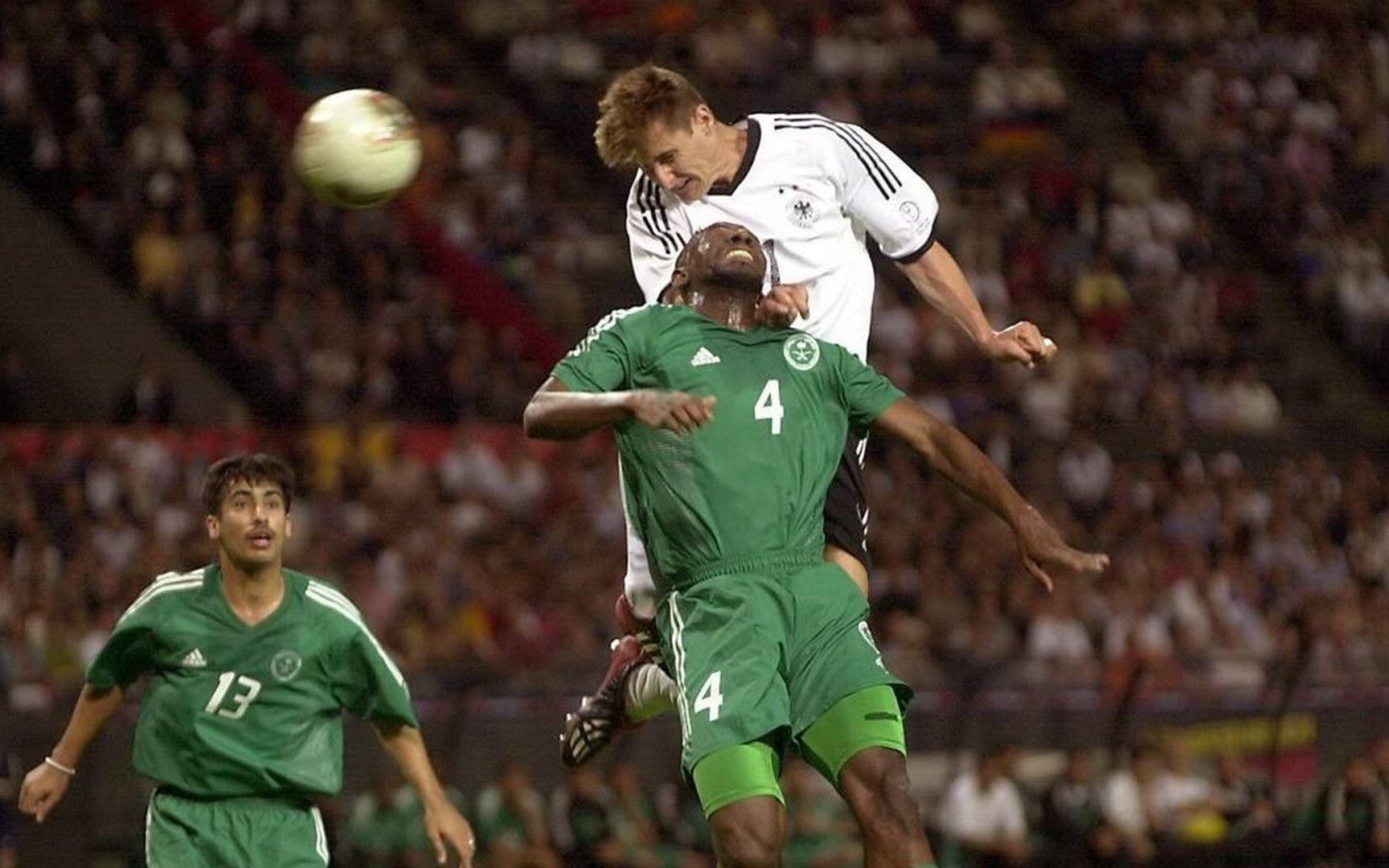 关于精彩瞬间回顾，足球传奇再现的信息