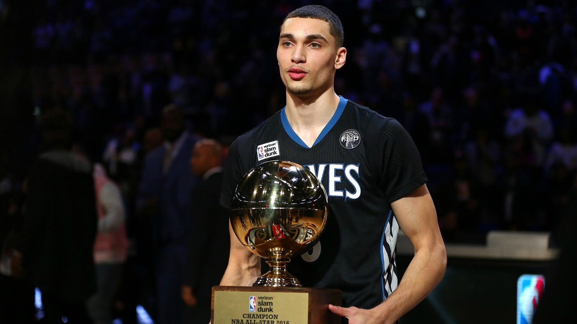 德甲争冠战之夜，爱德华兹统治全场