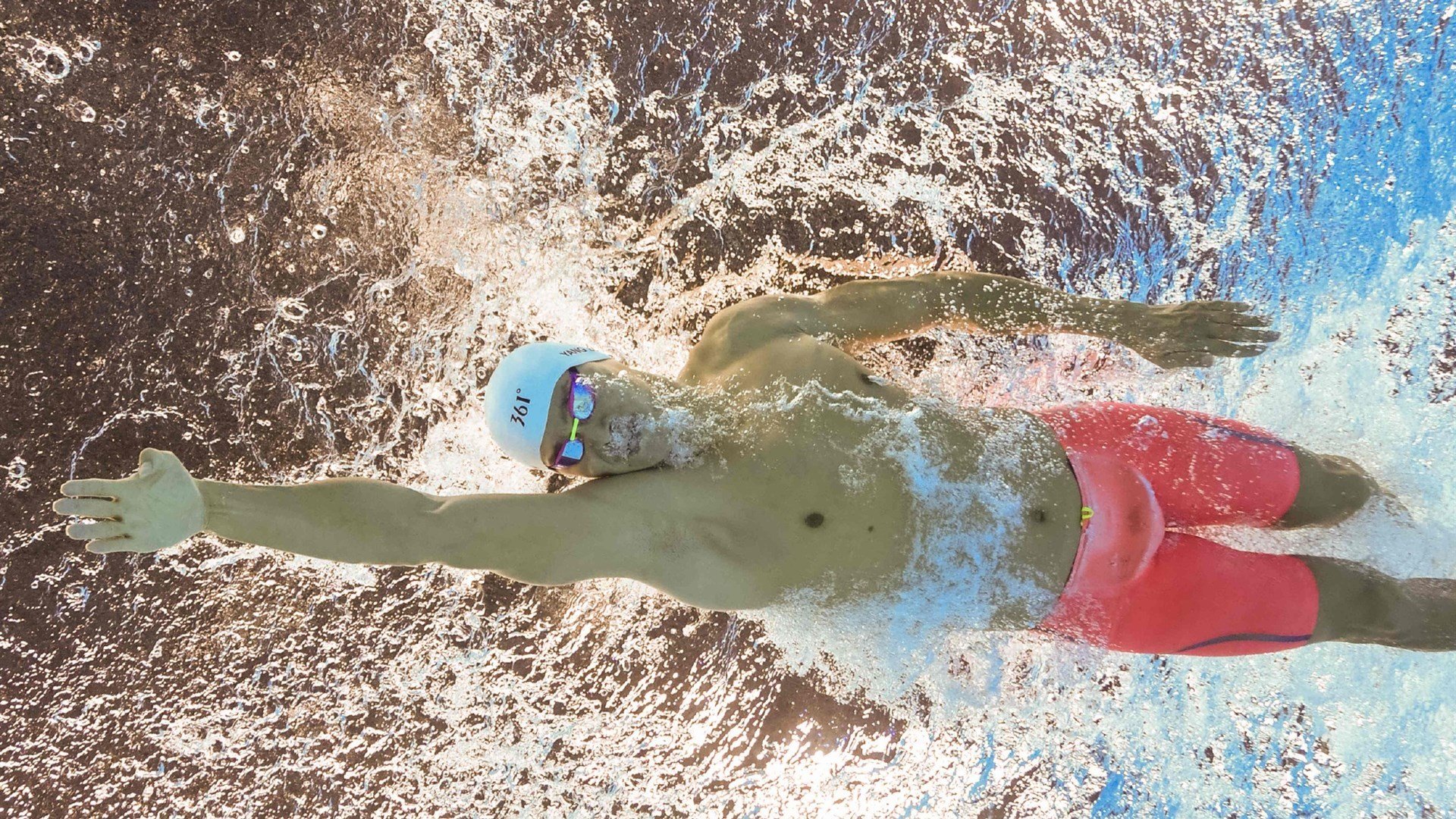 德甲争冠战之夜，爱德华兹统治全场